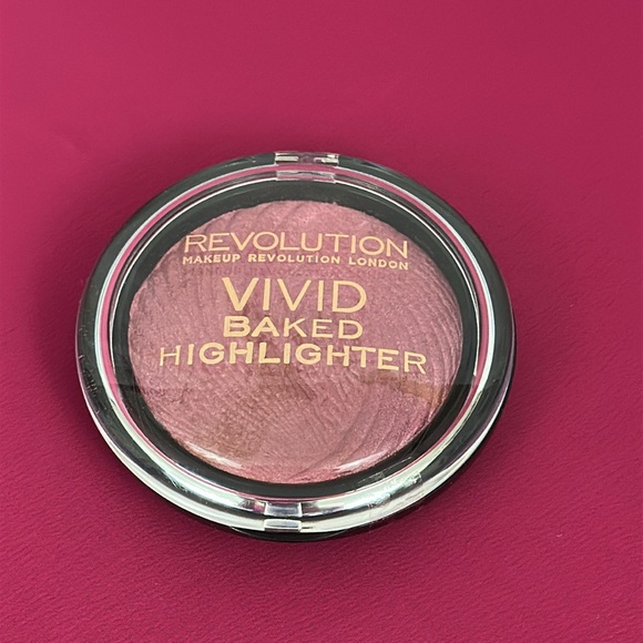 Makeup Revolution Vivid Baked Highlighter Rose Gold Lights Shimmery Finish 7.5g - Picture 2 of 3